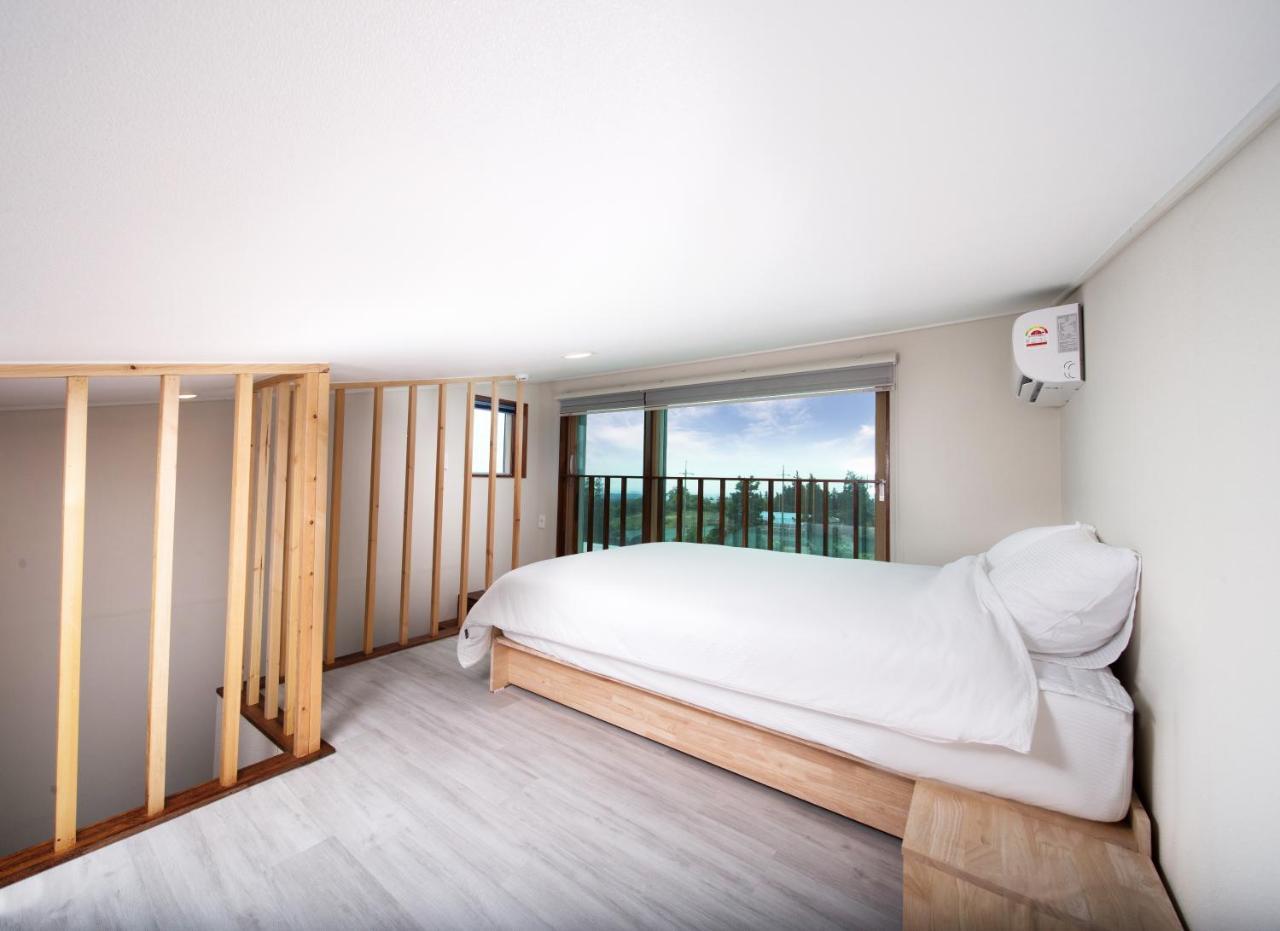 Poeta Pension Seogwipo Exterior photo