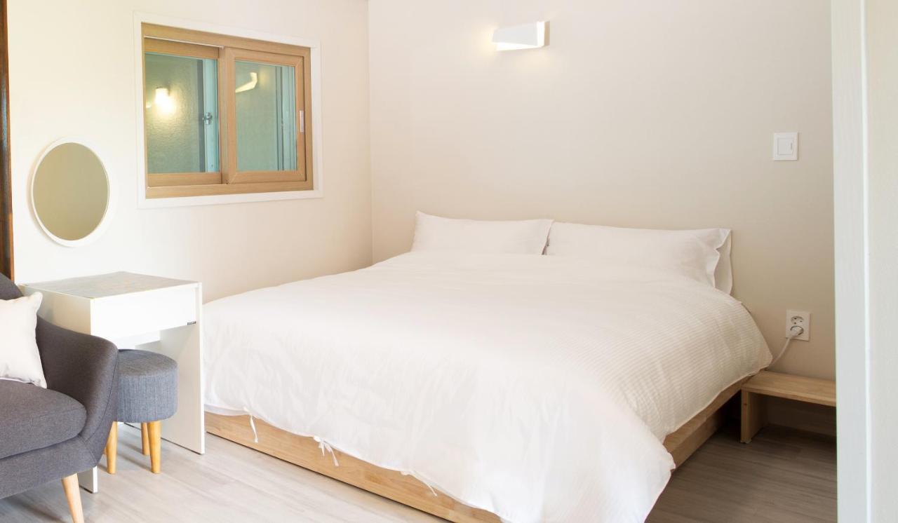 Poeta Pension Seogwipo Exterior photo